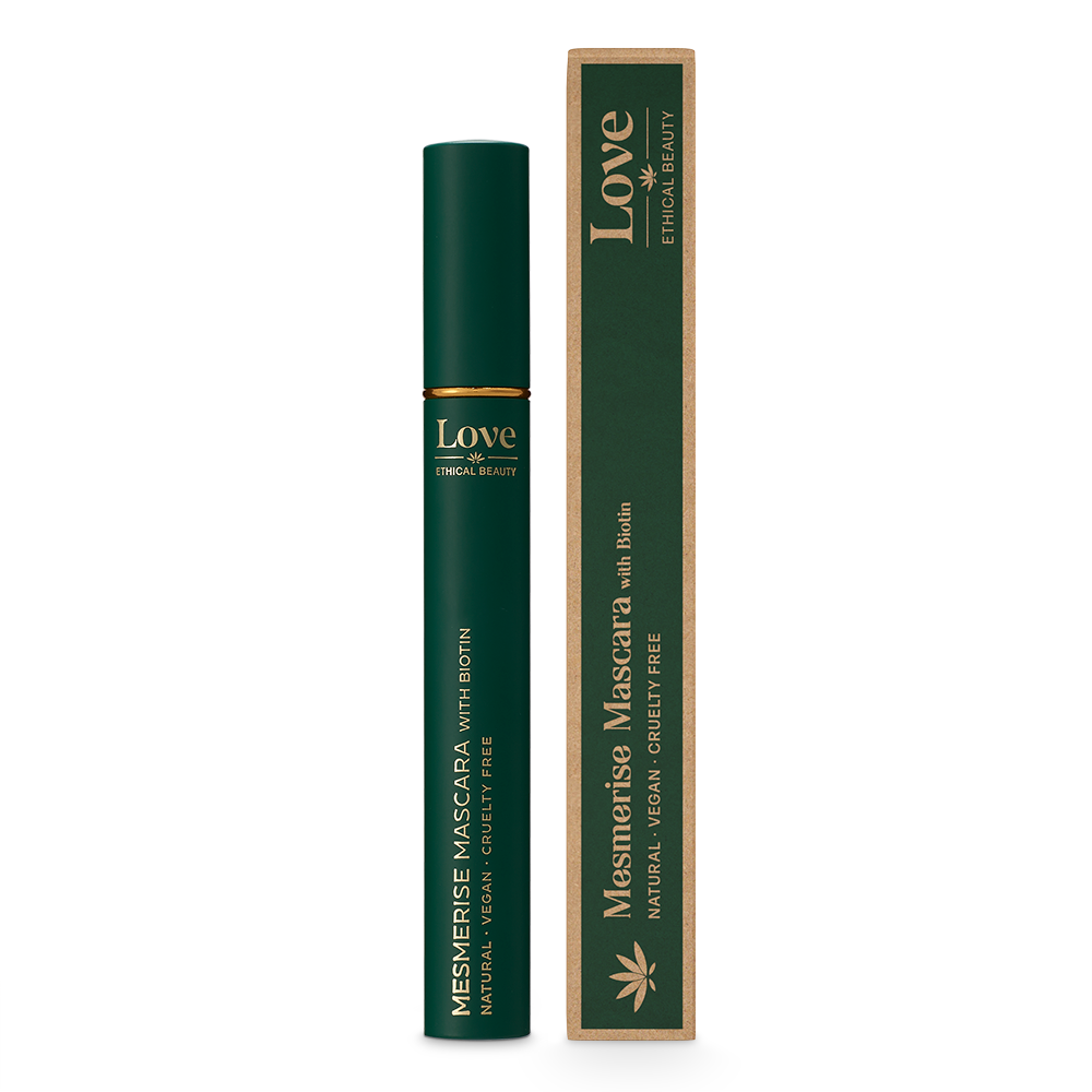 Groene huls Mesmerise Mascara with Biotin van Love Ethical Beauty naast bijpassende kartonnen verpakking op witte achtergrond