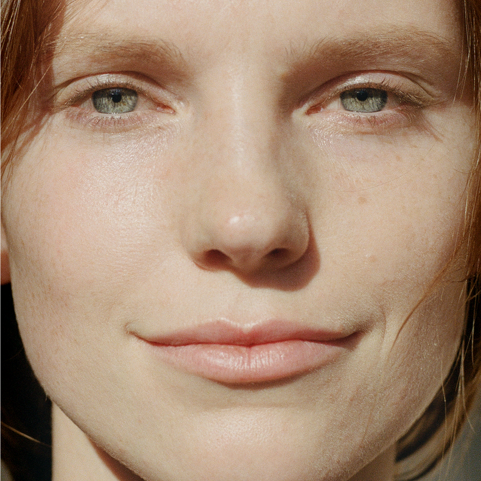 Close-up van een gezicht met een natuurlijke huid, gebruikt in de campagne van Madara Hyaluron Biotic Mist.